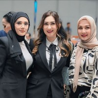 Nafa menyempatkan foto bersama artis lainnya yang juga jadi anggota DPR, Mulan Jameela dan Dina Lorenza. Ia tampak cantik dengan rambut yang ditata keriting dan diberi aksen jepit. Foto: Instagram/@nafaurbach