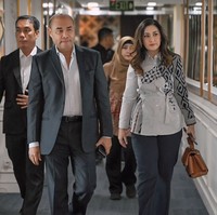 Kemeja dengan aksen tenun dan batik di bagian dada dan lengan membuat penampilannya unik dan stylish tapi tetap rapi. Foto: Instagram/@nafaurbach