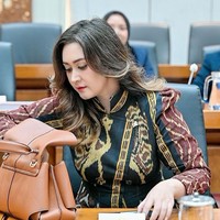 Kali ini, Nafa urbach ngantor mengenakan blouse dengan motif tenun ikat Sumba. Dia juga tampak membawa shoulder bag dari brand Polene.  Foto: Instagram/@nafaurbach
