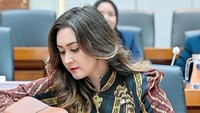Namun, ucapan dan komentar legislator dari Partai NasDem ini menuai kritik netizen. Foto: Instagram/@nafaurbach