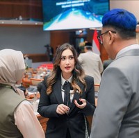 Bergaya androgini saat Rapat Paripurna DPR, wanita 44 tahun ini mengenakan setelan jas hitam dan kemeja putih, serta pita sebagai aksen. Foto: Instagram/@nafaurbach