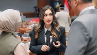 Nafa Urbach juga ditanya netizen soal menutup kolom komentar di akun media sosialnya. Kolom komentar yang terbuka hanya pada unggahan kolaborasi. Gmn nih wakil rakyat kok tutup komen, kata akun pr***. Wakil rakyat koq aspirasi rakyat nya di off, tulis akun faki***. Foto: Instagram/@nafaurbach