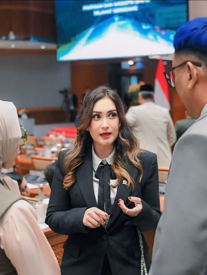 Nafa Urbach Gaya Nafa Urbach ngantor di DPR RI.