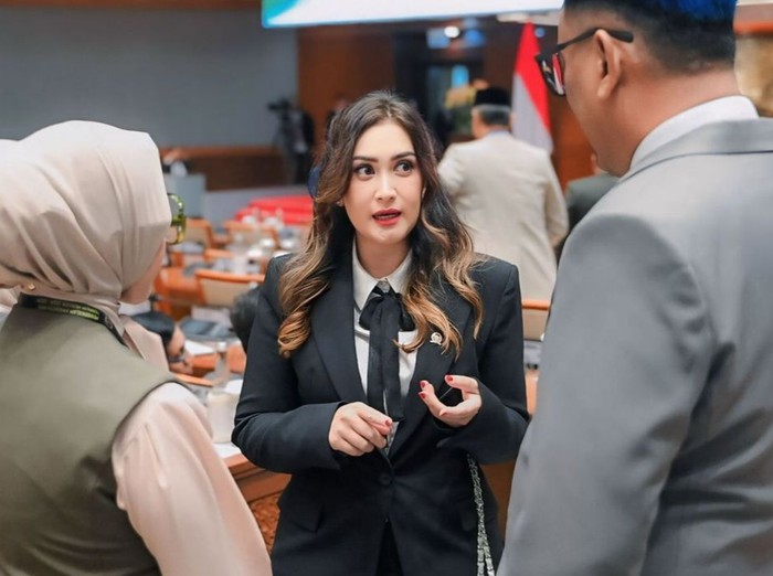 Gaya Nafa Urbach ngantor di DPR RI.