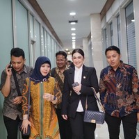 Gaya formal mengenakan jas dan blouse putih jadi pilihannya saat rapat pertama sebagai anggota Komisi IX DPR RI yang mengurusi masalah kesehatan. Tas Chanel Boy dengan aksen rantai emas melengkapi penampilannya. Foto: Instagram/@nafaurbach