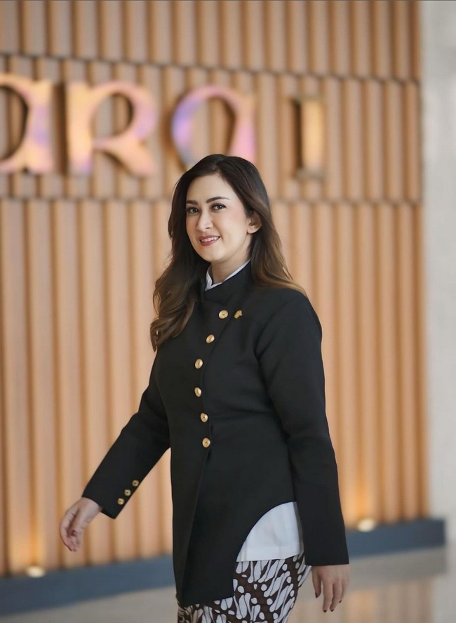 Hari pertama berkantor di Gedung DPR, ibu satu anak ini mengenakan blouse berpotongan mirip beskap, dengan aksen kancing emas di sisi kiri. Dia memadukan atasan dengan kain batik motif Parang. Foto: Instagram/@nafaurbach