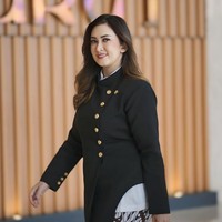 Hari pertama berkantor di Gedung DPR, ibu satu anak ini mengenakan blouse berpotongan mirip beskap, dengan aksen kancing emas di sisi kiri. Dia memadukan atasan dengan kain batik motif Parang. Foto: Instagram/@nafaurbach