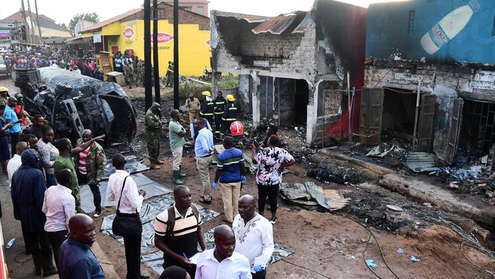 Nekat Ambil BBM dari Truk yang Terbalik, 11 Orang Tewas Imbas Ledakan SENSITIVE MATERIAL. THIS IMAGE MAY OFFEND OR DISTURB    People assess debris at the scene of an explosion, after a fuel tanker rolled and residents started to syphoning fuel, in Kigoogwa suburb, Wakiso district on the outskirts of Kampala, Uganda October 22, 2024. REUTERS/Abubaker Lubowa