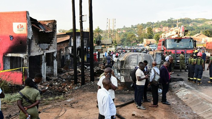 Nekat Ambil BBM dari Truk yang Terbalik, 11 Orang Tewas Imbas Ledakan SENSITIVE MATERIAL. THIS IMAGE MAY OFFEND OR DISTURB    People assess debris at the scene of an explosion, after a fuel tanker rolled and residents started to syphoning fuel, in Kigoogwa suburb, Wakiso district on the outskirts of Kampala, Uganda October 22, 2024. REUTERS/Abubaker Lubowa