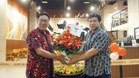 Akhir September 2024, Sean menghadiri pembukaan Kopi Se-Indonesia di Jogja City Mall. Terlihat ia menerima bunga dan tumpeng dalam acara spesial hari itu. Foto: Instagram nachoseann