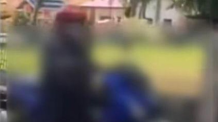Seorang pria di Kota Palopo, Sulawesi Selatan (Sulsel), membuat heboh lantaran memamerkan kemaluannya ke siswi SMP di jalanan.