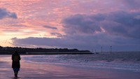 Indahnya lembayung senja saat  matahari terbenam di Pantai Margate.