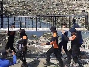 Tim SAR Pasang Perangkap Besi Tangkap Buaya di Perairan Cempae Parepare