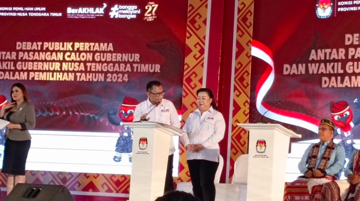 Paslon Ansy Lema-Jane Natalia Suryanto (Ansy-Jane) saat mengikuti debat perdana Pilgub NTT 2024 di Millenium Ballroom, Kupang, Rabu (23/10/2024). (Simon Selly/detikBali)