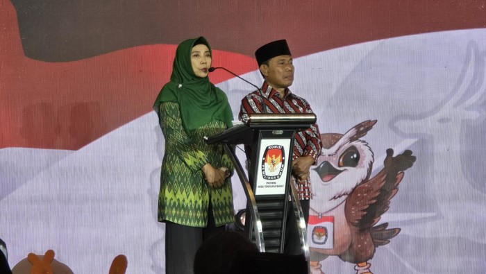 Paslon nomor urut 1 Sitti Rohmi Djalillah-Musyafirin (Rohmi-Firin) dalam debat perdana di Lombok Raya Hotel, Mataram, Rabu (23/10/2024) malam. (Helmy Akbar/detikBali)
