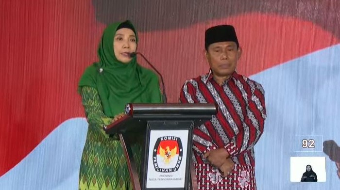 Paslon nomor urut 1 Sitti Rohmi Djalillah-Musyafirin saat memaparkan visi-misi di debat perdana Pilgub NTB pada Rabu (23/10/2024). (Foto: Tangkapan Layar YouTube KPU NTB)