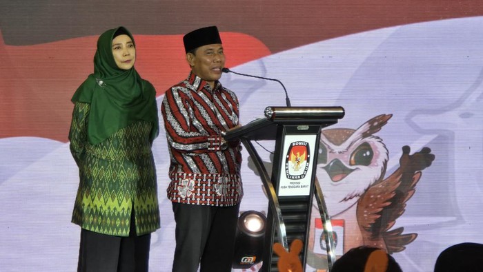 Paslon nomor urut 1 Sitti Rohmi Djalillah-Musyafirin saat tampil dalam debat perdana Pilgub NTB pada Rabu (23/10/2024). (Foto: Helmy Akbar/detikBali)