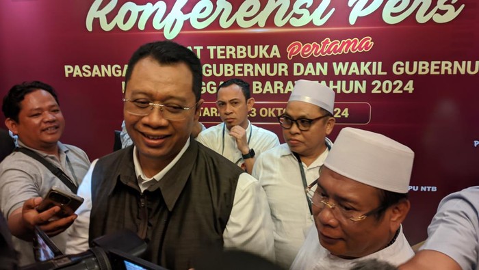 Paslon nomor urut 2, Zulkieflimansyah dan Muhammad Suhaili Fadhil Thohir (Zul-Uhel), memberikan keterangan pers seusai debat Pilgub NTB 2024 di Lombok Raya Hotel, Mataram, Rabu (23/10/2024). (Ahmad Viqi/detikBali)