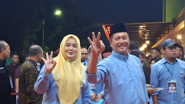 Paslon nomor urut 3  Muhammad Iqbal-Indah Dhamayanti Putri (Iqbal-Dinda) saat mengikuti debat perdana Pilgub NTB 2024 di Lombok Raya Hotel, Kota Mataram, Rabu (23/10/2024). (Foto: Nathea Citra/detikBali)