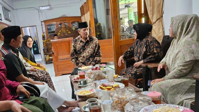 Paslon Pilgub Jatim nomor urut 3 Risma-Gus Hans menemui Prof Dr. KH Abdul Ghofur Pengasuh Ponpes Sunan Drajat, Lamongan dalam rangka Hari Santri.