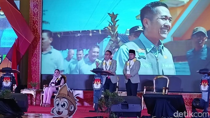 Paslon Ratu Dewa-Prima Salam (RD-PS) dalam Debat Kandidat Pilwako Palembang 2024.