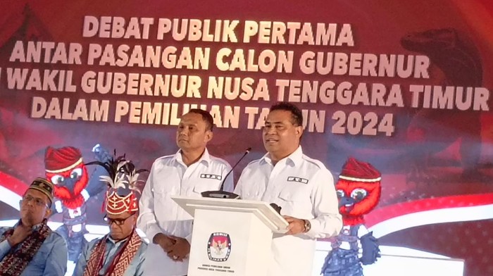 Paslon Simon Petrus Kamlasi dan Adrianus Garu (Siaga) saat debat perdana Pilgub NTT 2024 di Millenium Ballroom, Kupang, Rabu (23/10/2024). (Simon Selly/detikBali)