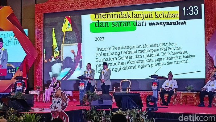 Paslon Wali Kota dan Wakil Wali Kota Palembang Ratu Dewa-Prima Salam sampaikan visi misi pada debat.