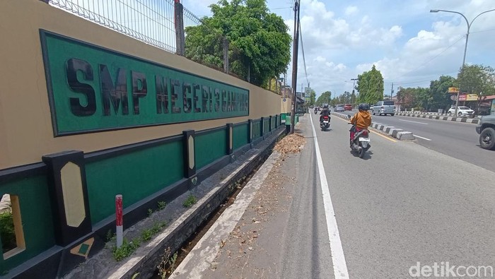 Patok tol terpasang di depan pagar gerbang sekolah SMPN 3 Gamping yang terdampak Tol Jogja-Tol-YIA, Rabu (23/10/2024).