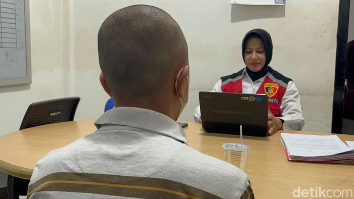 Siswi SMP di Kota Jambi, E (15) diperkosa teman yang dikenal melalui media sosial. Pelaku yakni ANP (16) yang berstatus pelajar SMA.