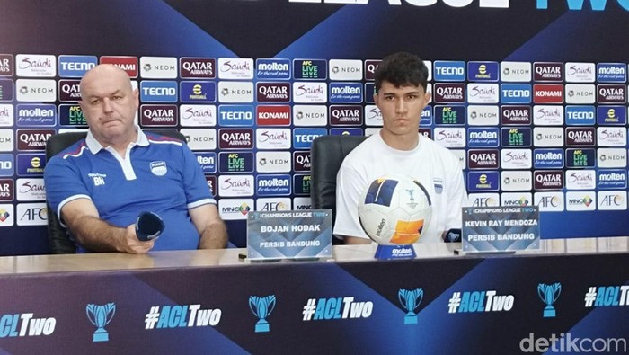 Pelatih Persib Bojan Hodak dan Kevin Ray Mendoza Pelatih Persib Bojan Hodak dan Kevin Ray Mendoza