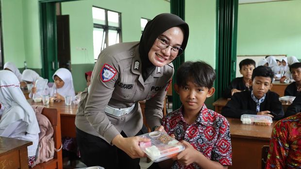 Pembagian makanan siang bergizi