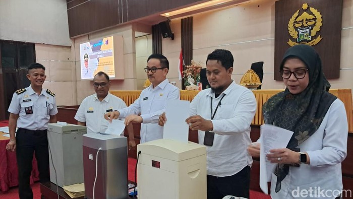 Pemprov Sulsel melakukan pemusnahan arsip serentak di kantor Gubernur Sulsel, Rabu (23/10/2024).