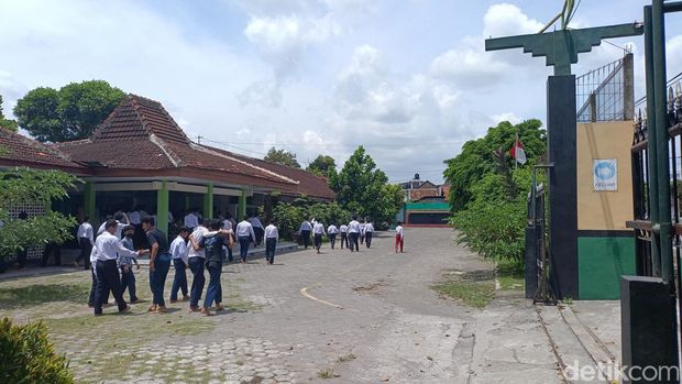 Penampakan gerbang sekolah yang dipastikan hilang terdampak proyek Tol Jogja-Solo-YIA, Rabu (23/10/2024).