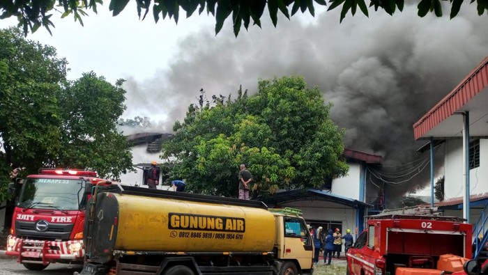 Penampakan kebakaran pabrik di Cibinong, Kabupaten Bogor.
