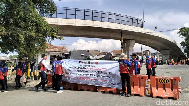 Penutupan perlintasan sebidang di bawah flyover Ciroyom