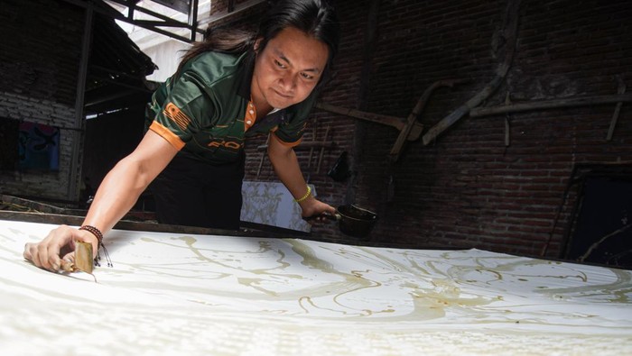 Perajin batik abstrak Lumajang Pekerja menyelesaikan pewarnaan batik abstrak di rumah produksi Batik Ismoyo, Lumajang, Jawa Timur, Rabu (23/10/2024). Untuk lebih bisa mengikuti selera pasar, sejak 2022 perajin batik setempat mengembangkan batik motif abstrak yang dijual mulai harga Rp175 ribu hingga Rp350 ribu per lembar, dan telah dipasarkan ke sejumlah daerah di Pulau Jawa, Kalimantan, Sumatera, dan Sulawesi. ANTARA FOTO/Irfan Sumanjaya/Spt.