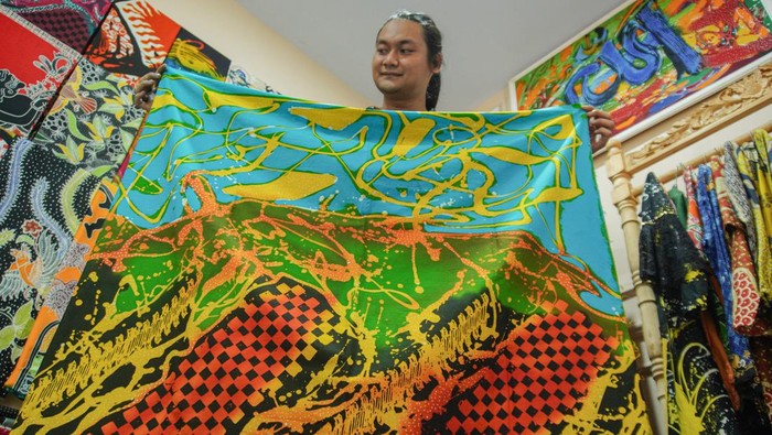 Pekerja menyelesaikan pewarnaan batik abstrak di rumah produksi Batik Ismoyo, Lumajang, Jawa Timur, Rabu (23/10/2024). Untuk lebih bisa mengikuti selera pasar, sejak 2022 perajin batik setempat mengembangkan batik motif abstrak yang dijual mulai harga Rp175 ribu hingga Rp350 ribu per lembar, dan telah dipasarkan ke sejumlah daerah di Pulau Jawa, Kalimantan, Sumatera, dan Sulawesi. ANTARA FOTO/Irfan Sumanjaya/Spt.