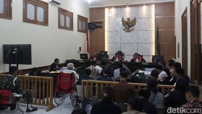 Persidangan kasus korupsi pengadaan lahan Tol Cisumdawu di Pengadilan Tipikor Bandung