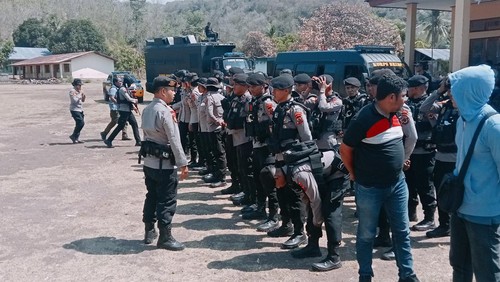 Personel Polda NTT tiba di Desa Bugalima, Kecamatan Adonara Barat, Flores Timur, untuk membantu penyelsaian konflik. (Dok. Polda NTT)