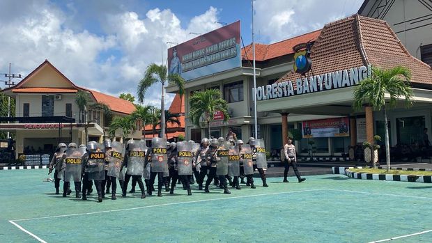 Personel Polresta Banyuwangi latihan Dalmas jelang Pilkada 2024.
