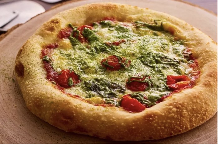 Kedai Teh Berusia 192 Tahun Ini Sajikan Pizza Matcha yang Unik