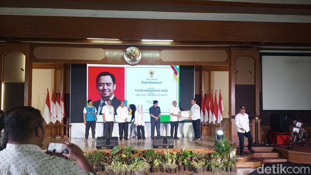 Pj Bupati Sumedang berikan Anugerah kepada penyumbang PAD