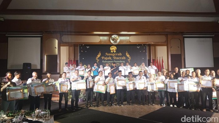Pj Bupati Sumedang berikan Anugerah kepada penyumbang PAD