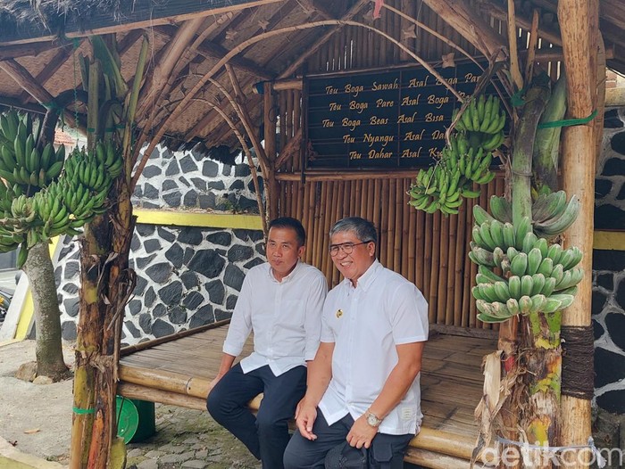 Pj Gubernur Jabar Bey Machmudin dan Pj Walikota Cimahi Dicky Sahromi di Kampung Adat Cireundeu