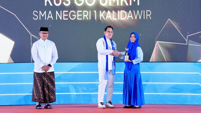 Pj Gubernur Jatim menyerahkan penghargaan di ajang MEA 2024