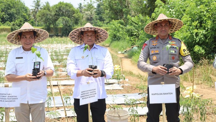 Polda Banten serahkan bantuan dari Kementan ke warga (dok. Istimewa)