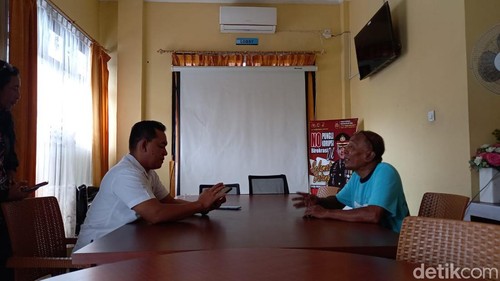 Polisi memeriksa DR alias Puk Baok yang ditetapkan sebagai tersangka dugaan pencabulan terhadap empat anak TK di Polresta Mataram, NTB, Rabu (23/10/2024). (Foto: Ahmad Viqi/detikBali)