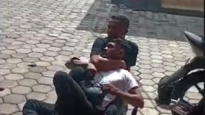 Polisi saat membekuk pencuri motor berinisial AMWW di rumahnya, Kelurahan Liliba, Kecamatan Oebobo, Kota Kupang, NTT. (Dok. Polresta Kupang Kota)