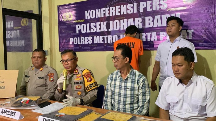 Polsek Johar Baru menangkap pria yang menganiaya tetangga hingga tewas gara-gara sering buang sampah sembarangan
