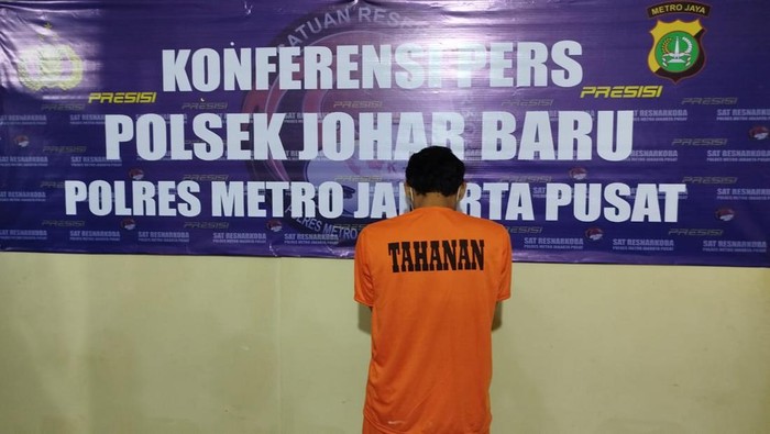 Polsek Johar Baru menangkap pria yang menganiaya tetangga hingga tewas gara-gara sering buang sampah sembarangan